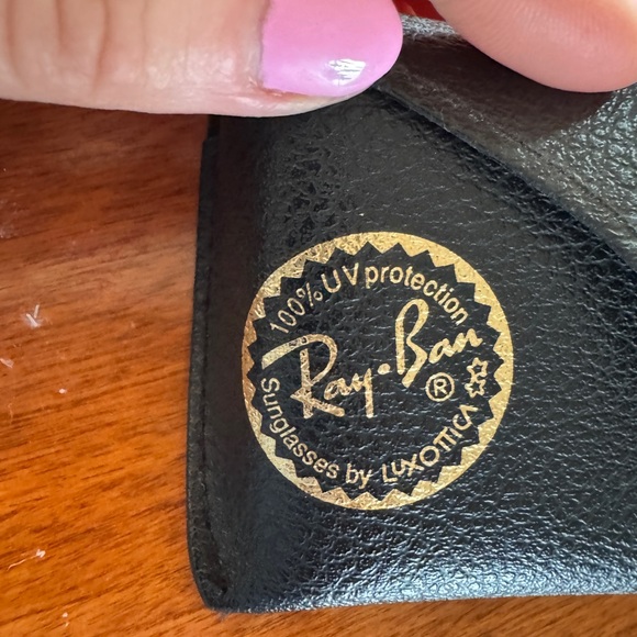 Ray-Ban Classic Gold Aviators with Black Case - Picture 7 of 7